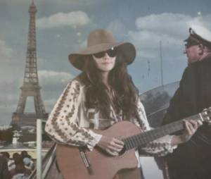 Carla Bruni chante devant la tour Eiffel dans le clip de Mon Raymond