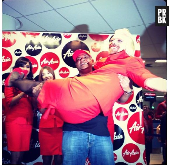 Richard Branson joue l'hôtesse de l'air sur Asia Airline le 12 mai 2013 entre l'Australie et la Malaise, après un pari perdu