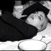 Cara Delevingne, égérie de la campagne publicitaire du mascara Baby Doll de Yves Saint Laurent