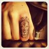 Cara Delevingne cultive son image rock avec un premier tatouage