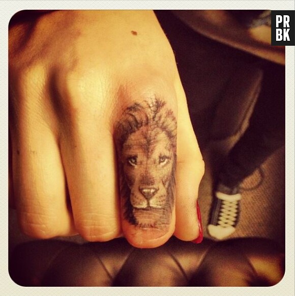Cara Delevingne cultive son image rock avec un premier tatouage