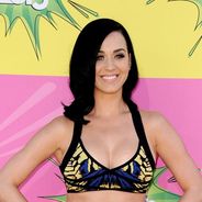 Katy Perry : double dose de soutifs pour soutenir ses seins ?