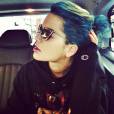 Rita Ora se transforme en power ranger bleu sur Instagram