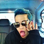 Rita Ora : cheveux teints en bleu, elle se transforme en Schtroumpf