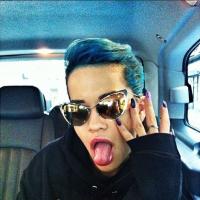 Rita Ora : cheveux teints en bleu, elle se transforme en Schtroumpf