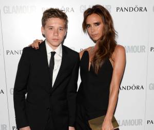 Victoria Beckham pose au côté de son fils Brooklyn aux Glamour Women of The Year Awards 2013