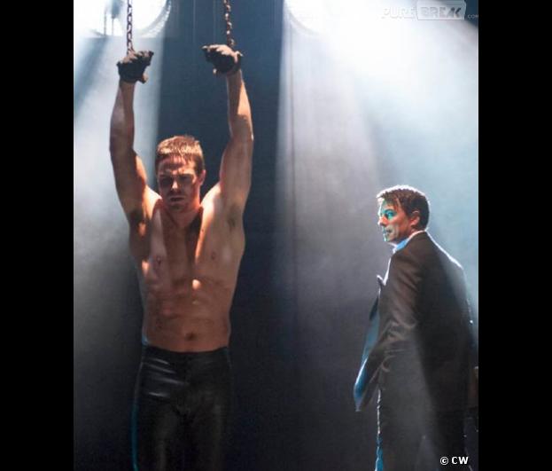 Stephen Amell torse-nu dans Arrow