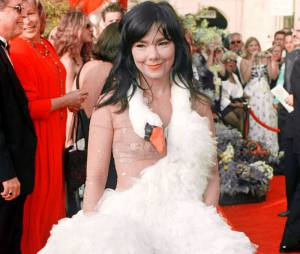 La robe cygne de Björk portée lors des Oscars en 2001