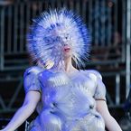 Björk : plus dingue que Lady Gaga ? Elle se déguise en oursin
