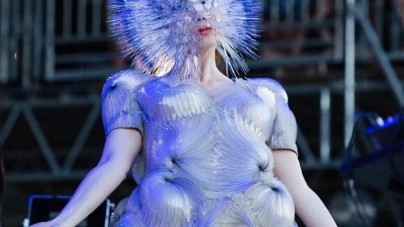 Björk : plus dingue que Lady Gaga ? Elle se déguise en oursin