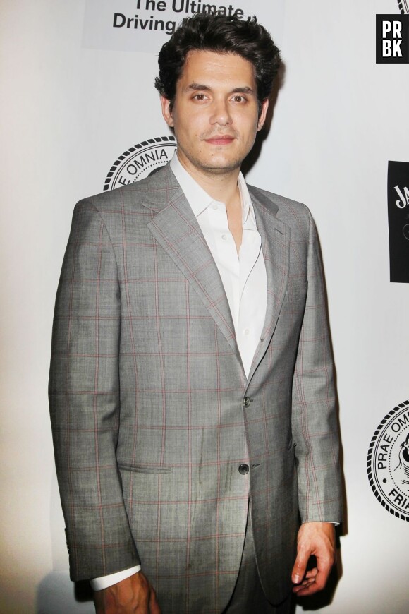 John Mayer : chic en gris pendant le gala de la Friars Foundation, le 24 juin 2013 à New York