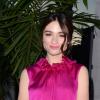 Crystal Reed : le rose flashy qui fait mal aux yeux