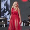 Rita Ora : en rouge à Glastonbury