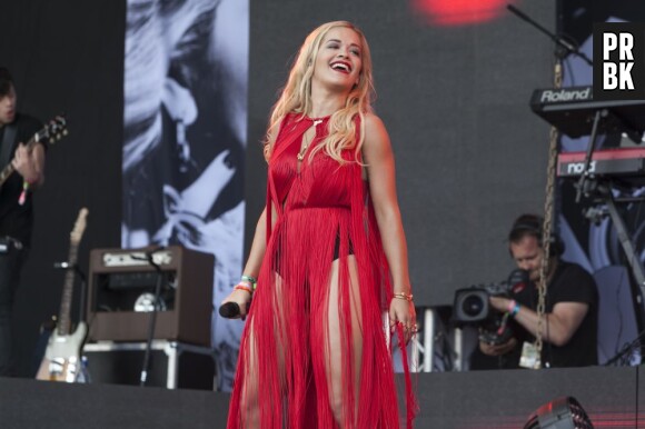 Rita Ora : en rouge à Glastonbury