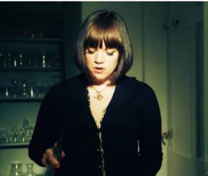 Lily Allen coupe des légumes dans le clip de True Love avec Pink