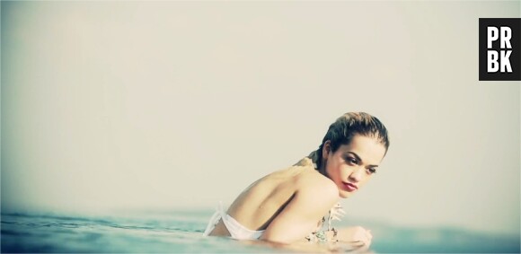 Rita Ora : en maillot dans le clip de Torn Apart