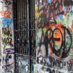 Serge Gainsbourg - sa maison rue Verneuil repeinte en blanc : bye-bye les graffitis et bonjour les insultes