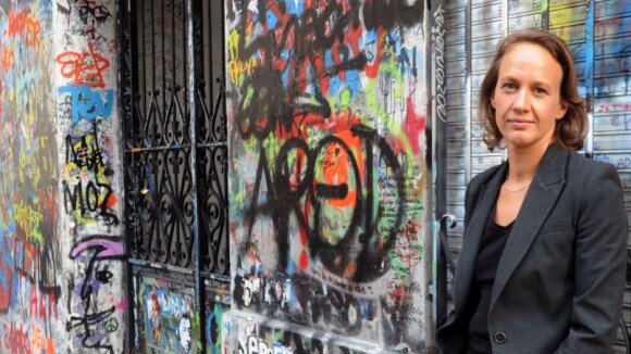 Serge Gainsbourg - sa maison rue Verneuil repeinte en blanc : bye-bye les graffitis et bonjour les insultes