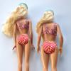 Barbie avec des mensurations humaines à côté d'une Barbie traditionnelle