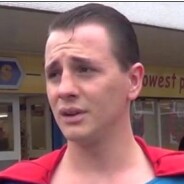 Un homme déguisé en Superman arrête un voleur