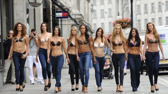 InvisiBra : défilé de bombes en soutif révolutionnaire en plein Londres