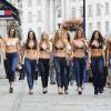 InvisiBra : défilé de jolies filles en soutif invisibles à Londres