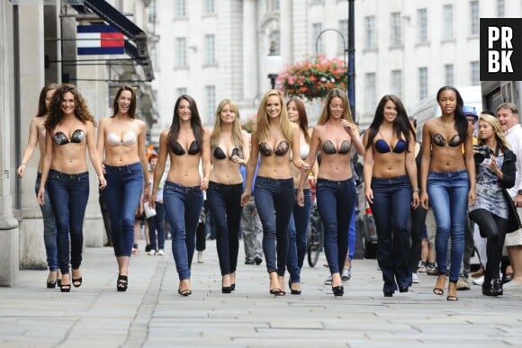 InvisiBra : défilé de jolies filles en soutif invisibles à Londres