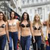 InvisiBra : défilé de jolies filles en soutif invisibles à Londres