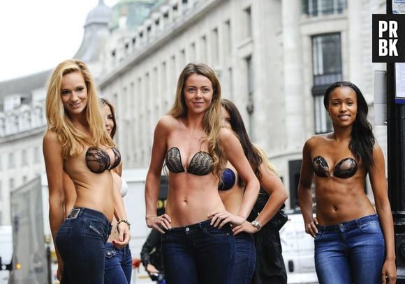 InvisiBra : défilé de jolies filles en soutif invisibles à Londres