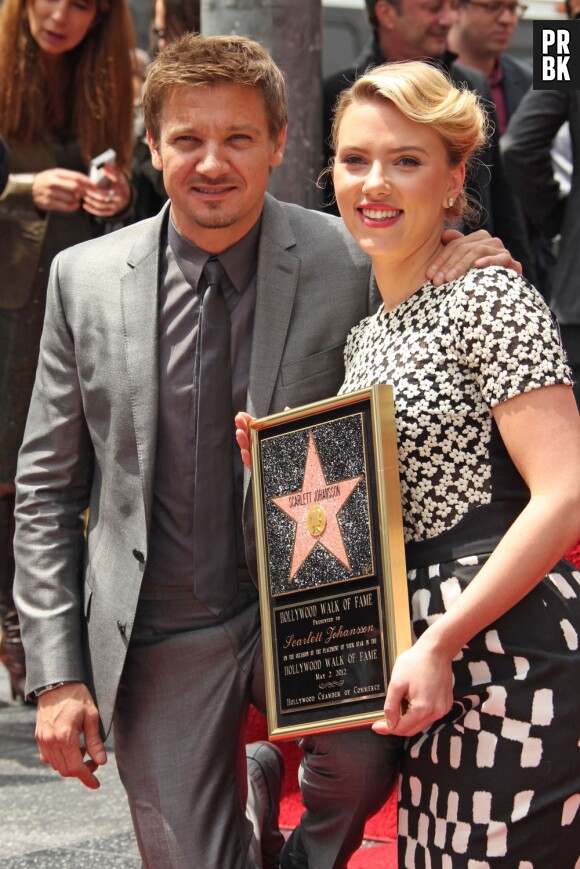 Jeremy Renner et Scarlett Johansson sur Hollywood Boulevard, le 2 mai 2012