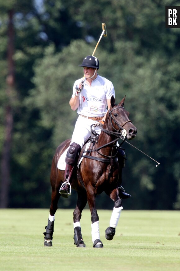 Le Prince William en "mode bébé" pendant son match de polo, le 3 août 2013 à Ascot