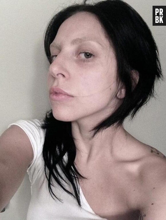 Lady Gaga a opté pour la couleur noir corbeau pour ses cheveux
