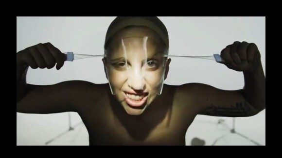 Lady Gaga : topless et flippante pour la nouvelle vidéo promo d'ARTPOP