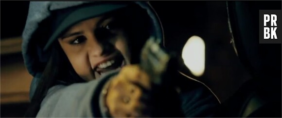 Selena Gomez avec une arme à feu dans Getaway