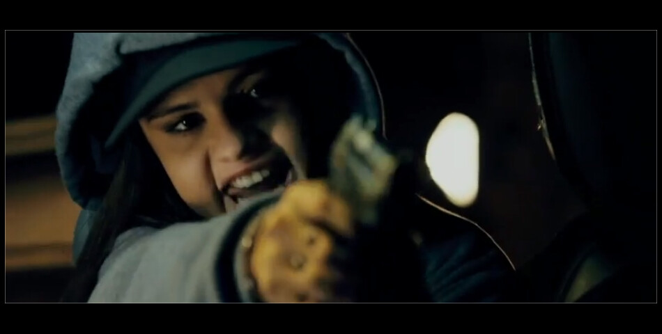 Selena Gomez avec une arme à feu dans Getaway