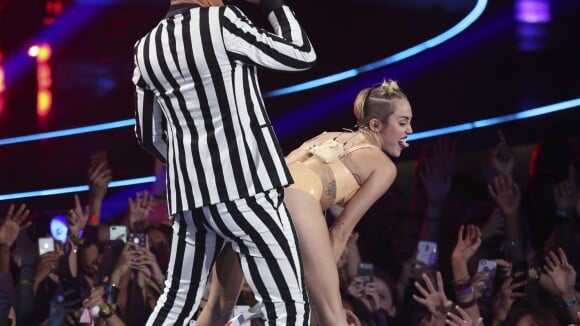 Miley Cyrus : les critiques des MTV VMA 2013 ? "Parle à mon cul" !
