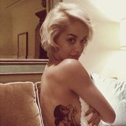 Rita Ora topless pour montrer son nouveau tatouage