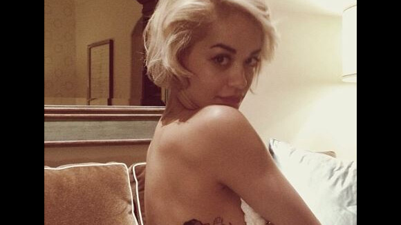 Rita Ora topless pour montrer son nouveau tatouage