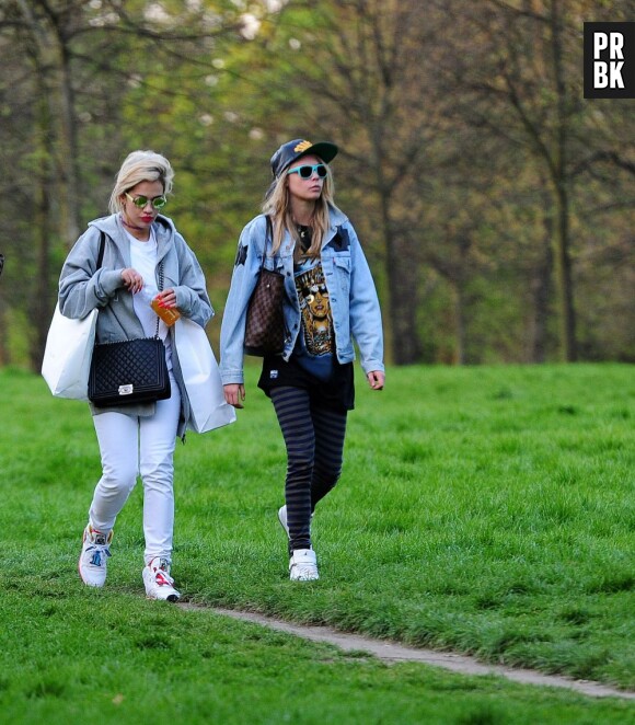 Rita Ora et Cara Delevingne presque incognito à Londres