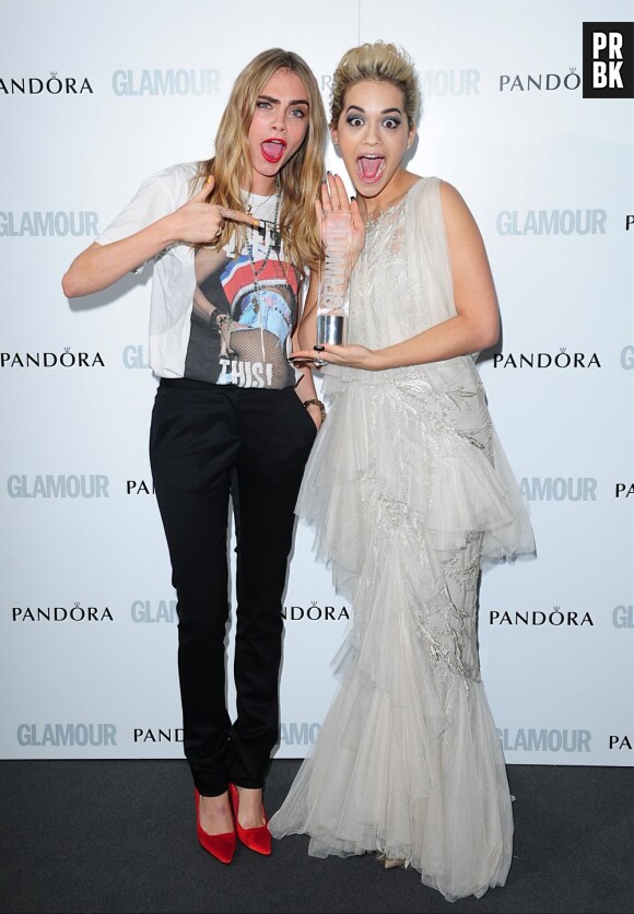 Rita Ora et Cara Delevingne posent sur le tapis rouge des Glamour Women of The Year Awards 2013