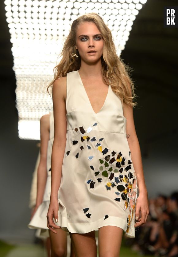 Cara Delevingne défile pour Topshop, le 15 septembre 2013 à Londres