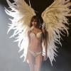 Karlie Kloss sexy pour Victoria's Secret, le 18 septembre 2013 à Paris