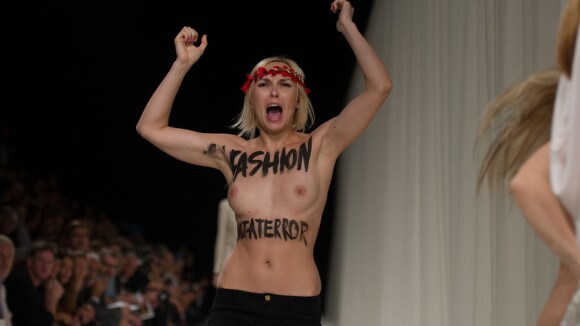 Fashion Week de Paris : deux Femen tapent l'incruste au défilé Nina Ricci