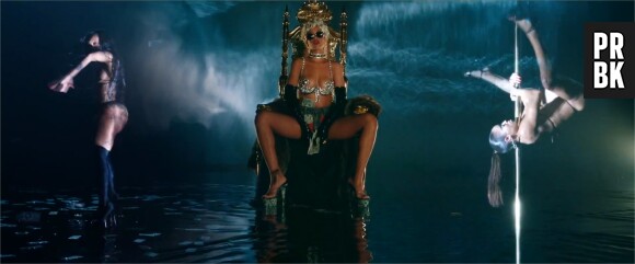 Rihanna dans le clip de Pour it Up