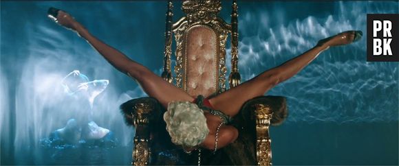 Rihanna dans le clip de Pour it Up