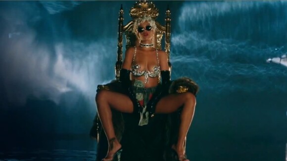 Rihanna : Pour it Up, le clip provoc qui va faire rougir Miley Cyrus