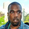 Kanye West s'entretient avec les paparazzi à Los Angeles.