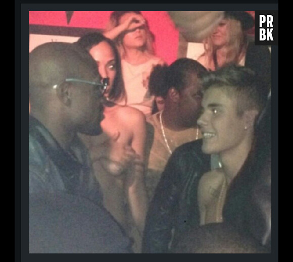 Justin Bieber entouré de danseuses topless, le 18 octobre 2013 au Texas