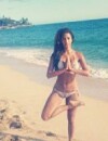 Nicole Scherzinger : yoga sexy à Hawaii en août 2013