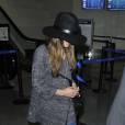 Lea Michele avec une bague de fiançailles à l'aéroport de Los Angeles le 21 octobre 2013